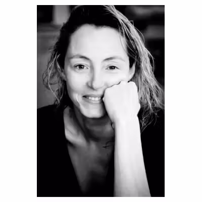 portrait noir et blanc d'une femme
