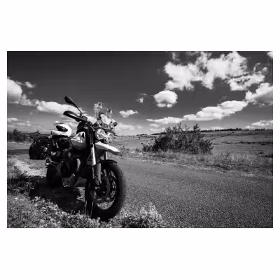 photo noir et blanc d'une Moto Guzzi sur un paysage