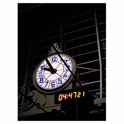 horloges de gare avec des heures différentes