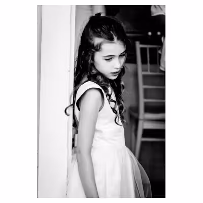 portrait d'une jeune fille nostalgique