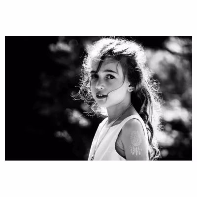 portrait d'une jeune fille dans un jardin
