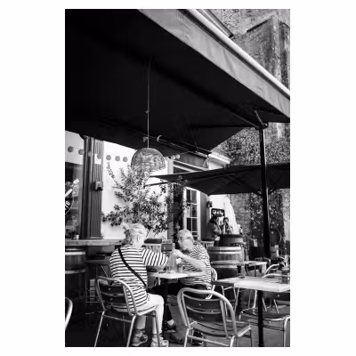 photographie d'un couple portant des marinières, déjeunant à la terrasse d'un café
