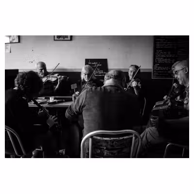 photographie d'un groupe de musiciens assis autour d'une table