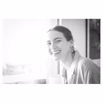 Portrait sur le vif en noir et blanc d'une jeune femme #3