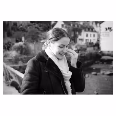 portrait en noir et blanc d'une jeune femme souriante