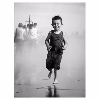 enfant qui court pieds nus sur un sol mouillé