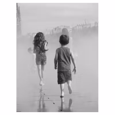 deux enfants de dos courent sur un miroir d'eau