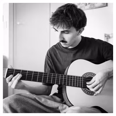 un jeune homme joue de la guitare