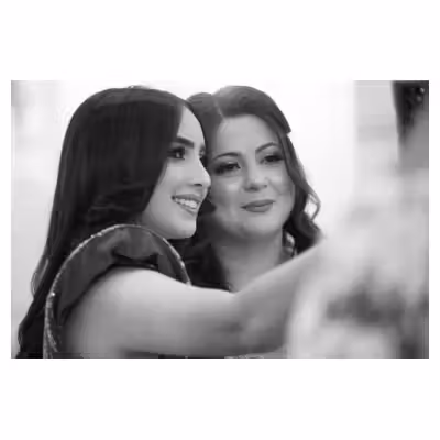 Photographie noir et blanc de deux femmes faisant un selfy lors d'un mariage