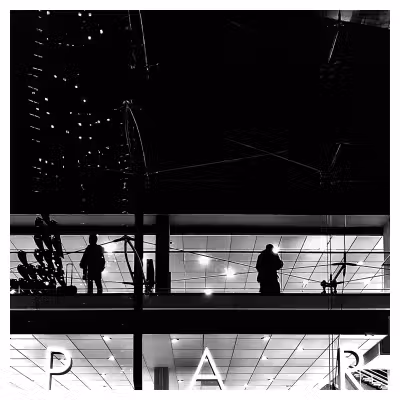 photographie en noir et blanc de la façade à contre jour de la gare Montparnasse à Paris