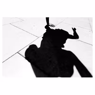 ombre au sol d'un danseur de rue