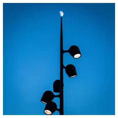 Image de la lune au dessus d'un éclairage public