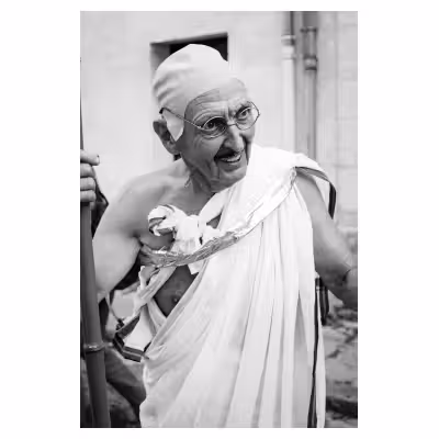 Portrait d'un homme déguisé en Gnadhi lors d'un festival de rue