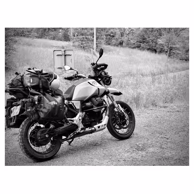 Moto Guzzi V85 TT en noir et blanc