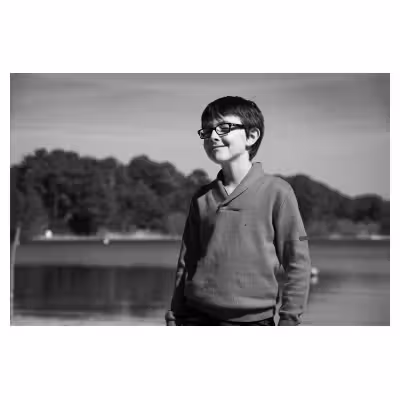 portrait en extérieur d'un enfant souriant