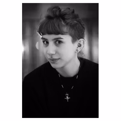 Portrait noir et blanc d'une jeune femme
