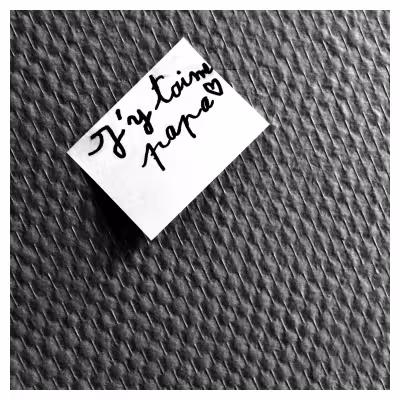 mots écrits par un enfant sur un post it collé au mur