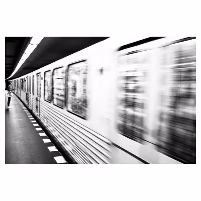 metro roulant le long d'un quai avec effet de vitesse