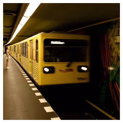 rame de métro jaune à Berlin arrivant dans la station