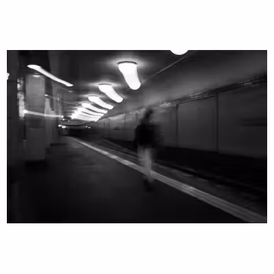 photo abstraite d'un quai de metro à Berlin