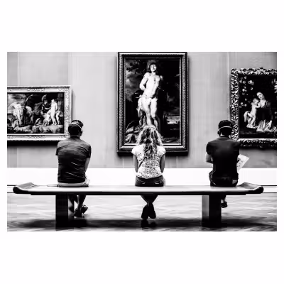 trois personnes de dos assises dans un musée regardent chacune un tableau