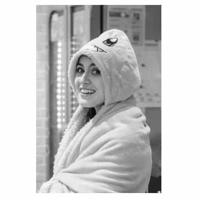 portrait noir et blanc d'une jeune femme déguisée en Pokemon