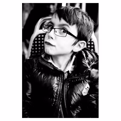 portrait noir et blanc d'un enfant faisant une grimace