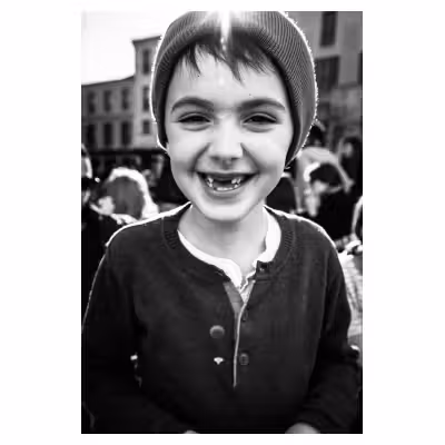 portrait d'un enfant souriant édenté portant un bonnet