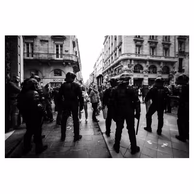 Rue commerçante barrée par les forces de l'ordre lors d'une manifestation