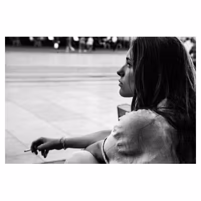 Portrait de rue d'une jeune femme a l'air songeur