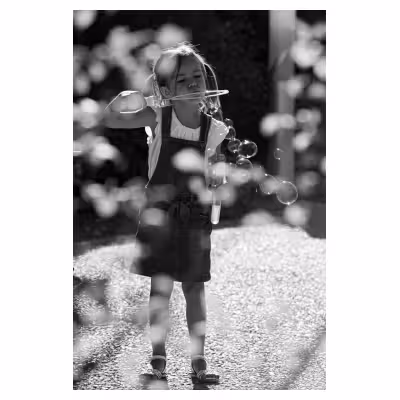 Enfant faisant des bulles de savon