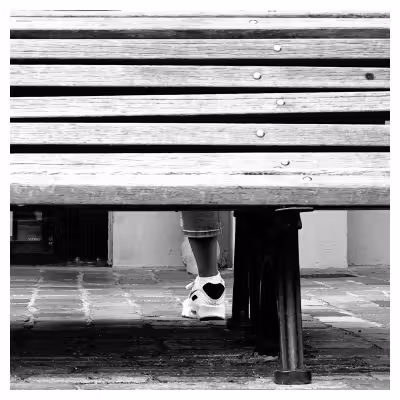 photographie d'une jambe sous un banc faisant penser à une personne unijambiste