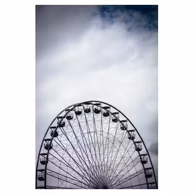 photographie d'une grande roue sur fond de ciel nuageux