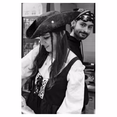 photographie noir et blanc d'une jeune femme déguisée en pirate