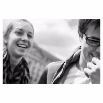 photographie de deux jeunes personnes souriantes