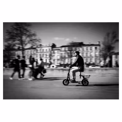 Photographie d'une personne roulant à toute vitesse sur une trottinette électrique