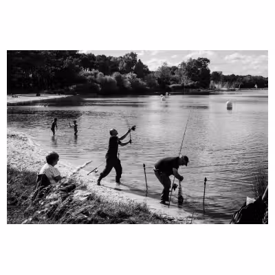 photographie de pêcheurs à la ligne amateurs au bord du lac de Bordeaux