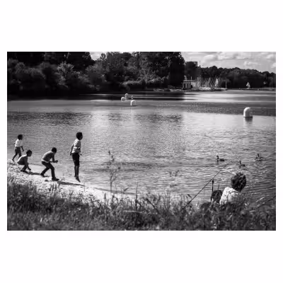 scène de pèche au bord d'un lac