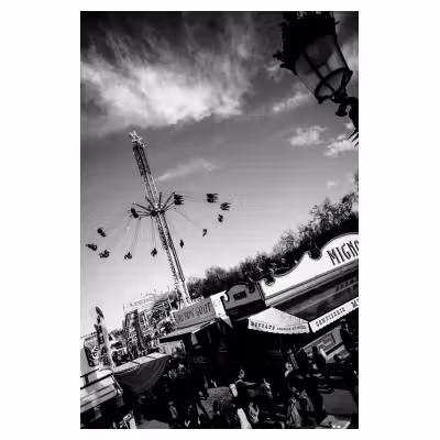 vue large d'une fête foraine