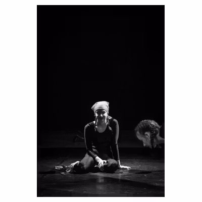 jeunes artistes de cirque sur fond très sombre