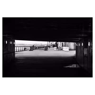 Quais de Bordeaux, vue au travers d'un souterrain en noir et blanc