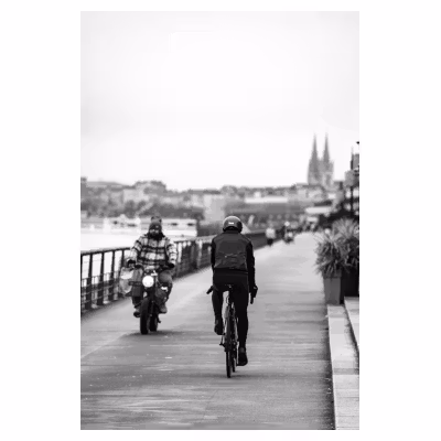 Quais de Bordeaux, vue de passants en noir et blanc