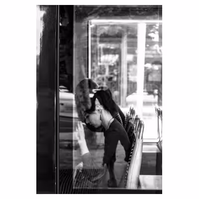 vue d'une jeune femme au travers de la vitre d'un tramway