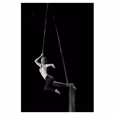 voltigeuse de cirque suspendue à du tissu