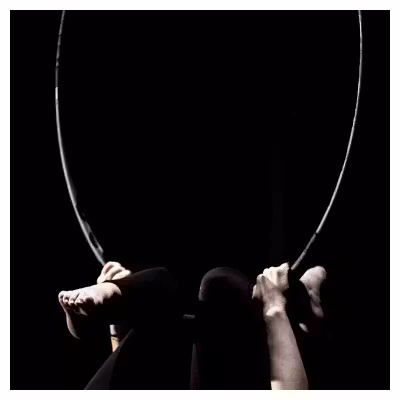 mains et pieds d'une voltigeuse de cirque sur un anneau