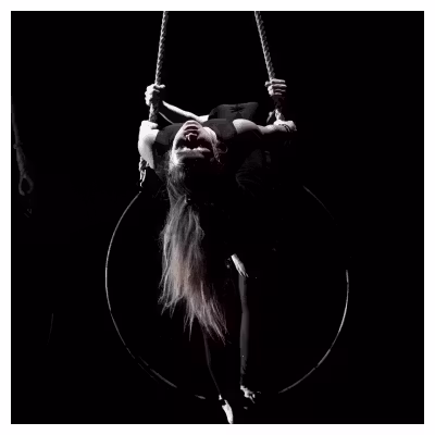 voltigeuse de cirque sur un anneau