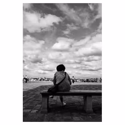 personne assise seule sur un banc