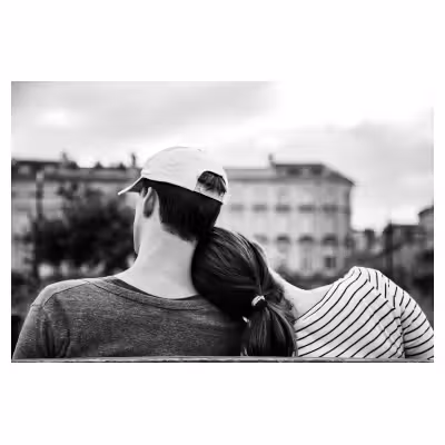 Femme posant sa tête sur l'épaule de son compagnon