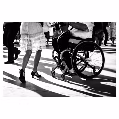 photographie d'une personne en fauteuil roulant qui danse avec une femme