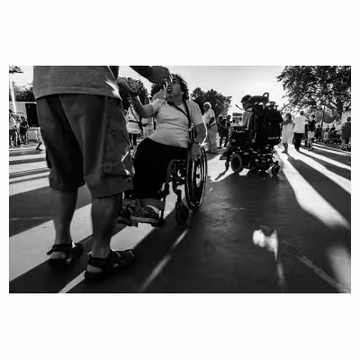 photographie d'une femme en fauteuil roulant qui danse avec un homme valide